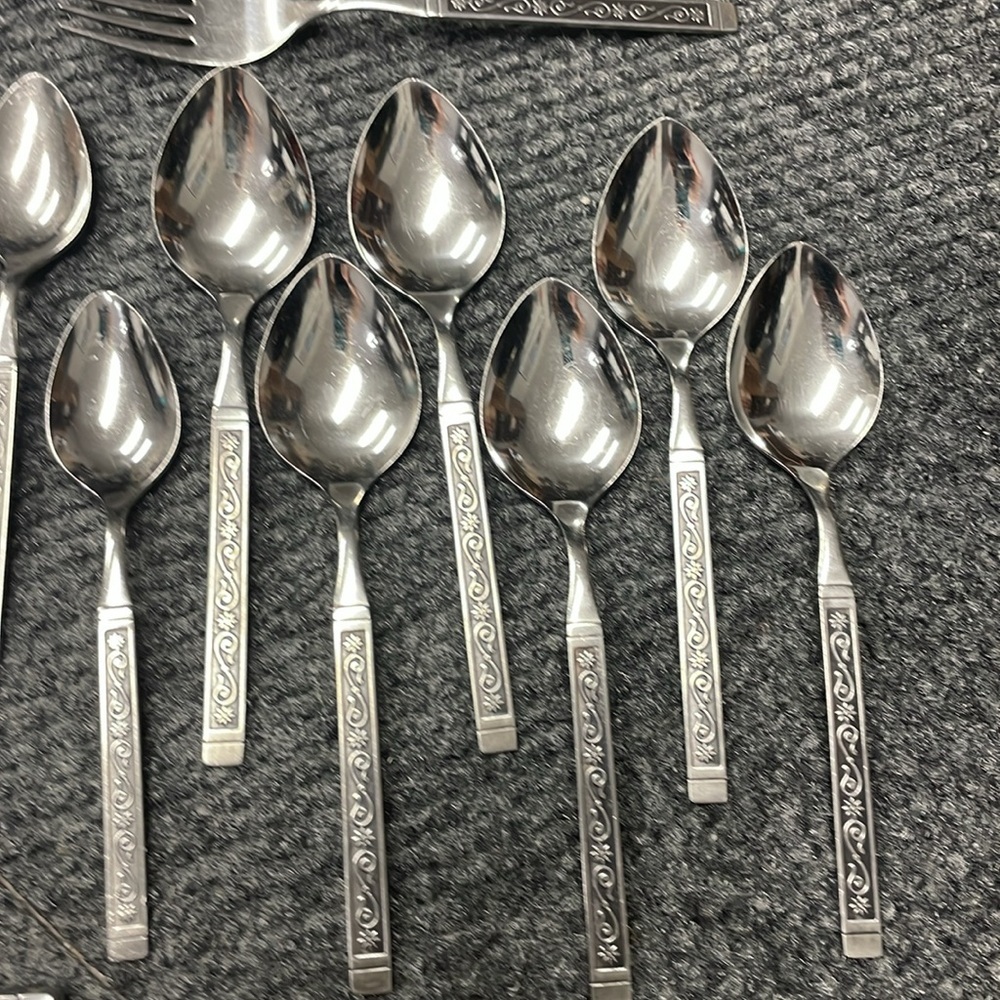 Oneida Spanish Court Lot of 24 flatware serving utensils Stainless steel - Picture 4 of 7